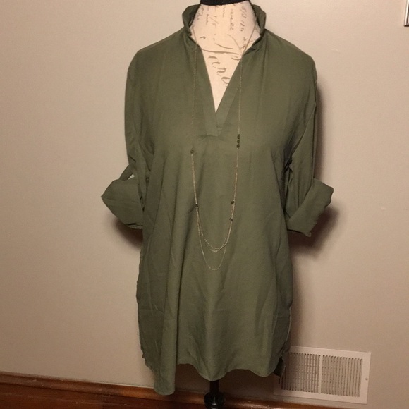 Olive green roll up sleeve blouse. Large. Pockets. - Picture 2 of 7